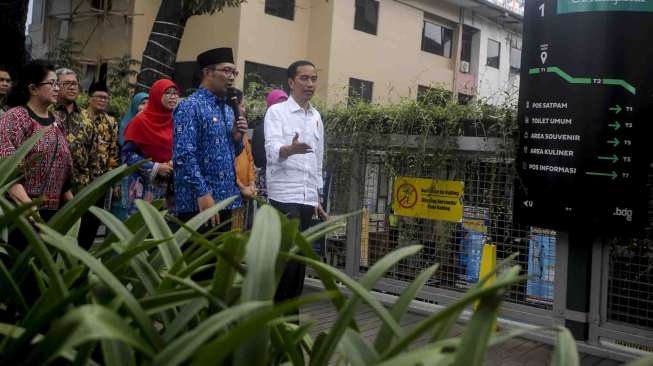 Melakukan peninjauan terhadap objek wisata Skywalk Teras Cihampelas.