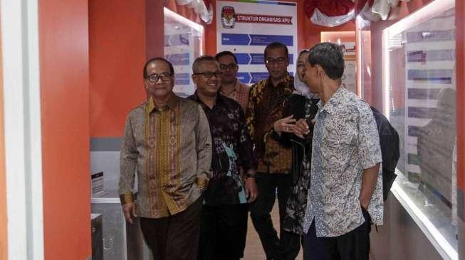 Tujuh Komisioner KPU terpilih seusai rapat pleno yang memilih Arief Budiman sebagai Ketua KPU yang baru di Jakarta, Rabu (12/4/2017). [Suara.com/Kurniawan Mas'ud]