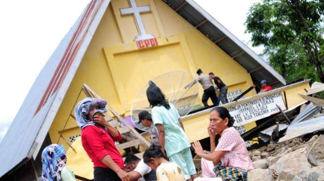 452 rumah warga rusak, satu masjid dan sekolah, dua gereja, dan satu jembatan putus.