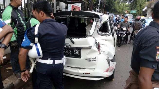 Disundul KRL Commuter Line, Mobil Sigra Ringsek, Tiga Luka-luka