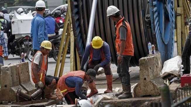 Pemasangan jaringan listrik 150 KV bawah tanah di kawasan Manggarai, Jakarta, Kamis (13/4).