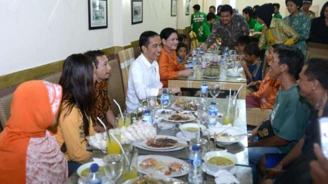 Ada pemandangan yang berbeda saat Presiden Joko Widodo dan Ibu Negara Iriana Joko Widodo singgah di sebuah rumah makan usai acara penyerahan sertifikat tanah kepada masyarakat di Kota Cirebon, Jawa Barat, Kamis (13/4/2017). (biro pers Istana)