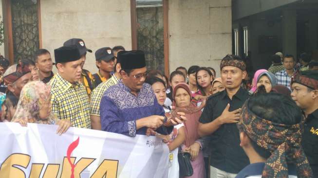 Komunitas Warga Sunda Berikan Kujang ke Djarot