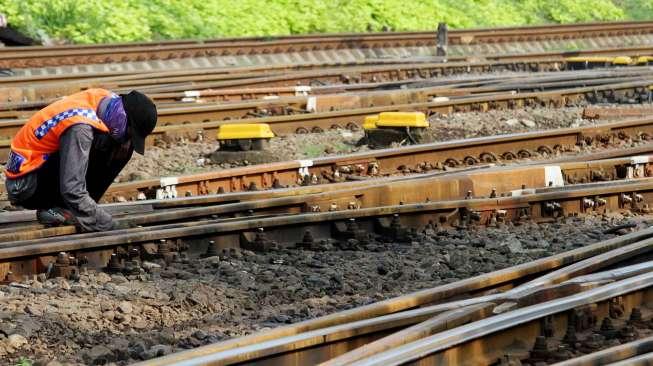 Dilarang Bakar Sampah Dekat Rel KA, Akibatnya Bisa Begini