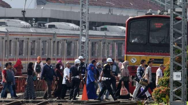 Selama Ramadan Masyarakat Dibolehkan Buka Puasa di Dalam KRL