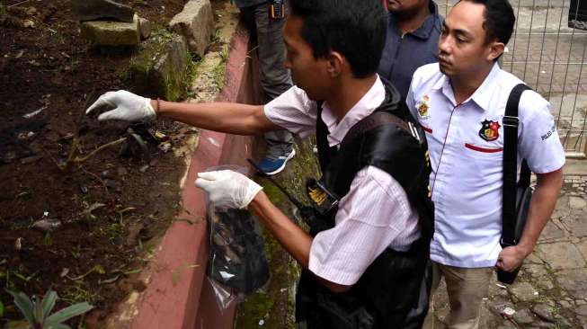 Sejumlah polisi berpakaian sipil mengamankan serpihan barang bukti dari aksi ancaman peledakan petasan di Gereja Santo Yusuf, Kelurahan Panjang, Ambarawa, Kabupaten Semarang, Jawa Tengah, Kamis (13/4).