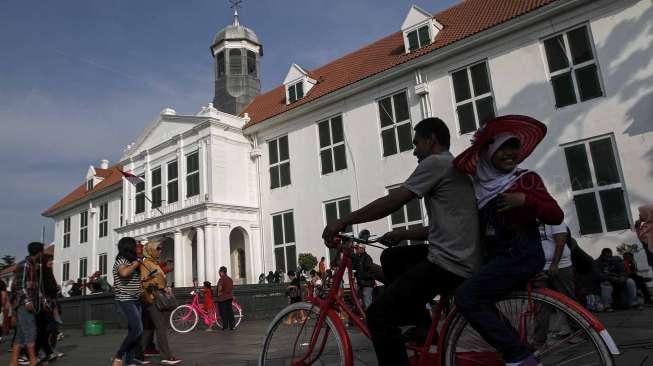 Warga memanfaatkan hari libur panjang di Kota Tua, Jakarta, Jumat (14/4).