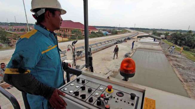 Proyek pembangunan jalan tol Medan-Tebing Tinggi, Sumatra Utara, Jumat (14/4).