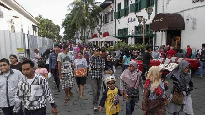 Warga memanfaatkan hari libur panjang di Kota Tua, Jakarta, Jumat (14/4).