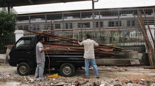 Warga dan pemulung mengumpulkan barang yang masih berharga saat pembongkaran bangunan di sekitar wilayah Stasiun Pondok Cina, Depok, Jawa Barat, Jumat (14/4).