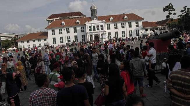 Warga memanfaatkan hari libur panjang di Kota Tua, Jakarta, Jumat (14/4).