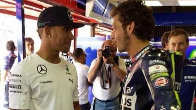 Juara dunia F1, Lewis Hamilton, saat berjumpa dengan pebalap MotoGP, Valentino Rossi. [Instagram@rossi_hamilton_fan]