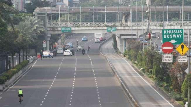 Sejumlah kendaraan melintas di kawasan Bundaran Hotel Indonesia, Jakarta, Jumat (14/4).