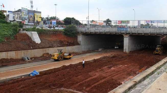 Pembangunan proyek jalan tol Cinere-Jagorawi (Cijago) seksi II di kawasan Kukusan, Beji, Depok, Sabtu (15/1).