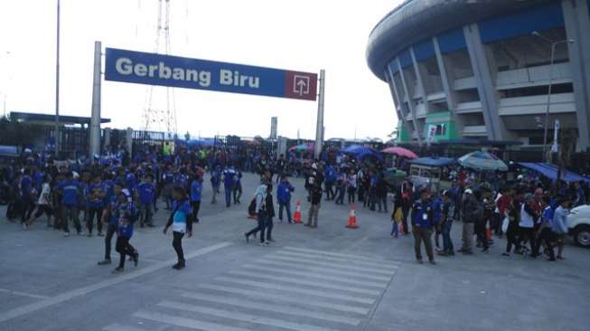 Bobotoh banjiri laga Persib Vs Arema. [suara.com/ Adie Prasetyo]