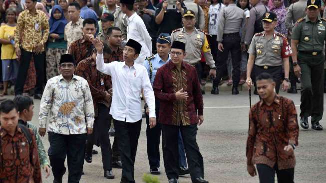 Presiden Joko Widodo didampingi Menteri Agama Lukman Hakim Saifuddin, Ketua DPRD DKI Jakarta Prasetyo Edi Marsudi, Kepala Staf Presiden Teten Masduki dan Plt Gubernur DKI Jakarta Sumarsono meresmikan Masjid Raya KH Hasyim Asy'ari di Jakarta, Sabtu (15/4).