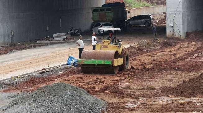 Pembangunan proyek jalan tol Cinere-Jagorawi (Cijago) seksi II di kawasan Kukusan, Beji, Depok, Sabtu (15/1).