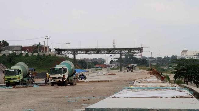 Pembangunan proyek jalan tol Cinere-Jagorawi (Cijago) seksi II di kawasan Kukusan, Beji, Depok, Sabtu (15/1).