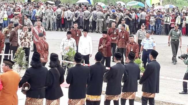 Tiba di Kawasan Masjid, Jokowi Salami Warga