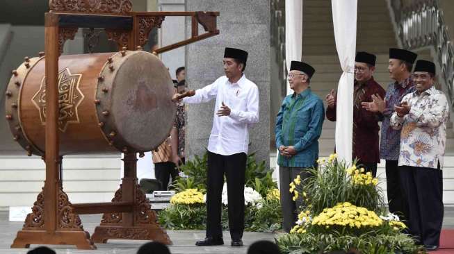 Presiden Joko Widodo didampingi Menteri Agama Lukman Hakim Saifuddin, Ketua DPRD DKI Jakarta Prasetyo Edi Marsudi, Kepala Staf Presiden Teten Masduki dan Plt Gubernur DKI Jakarta Sumarsono meresmikan Masjid Raya KH Hasyim Asy'ari di Jakarta, Sabtu (15/4).