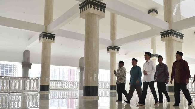 Masjid Raya KH Hasyim Asy'ari berkapasitas sekitar 16.000 orang jamaah. 