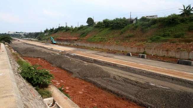 Pembangunan proyek jalan tol Cinere-Jagorawi (Cijago) seksi II di kawasan Kukusan, Beji, Depok, Sabtu (15/1).