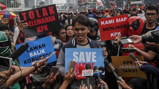 Aktivis dari Koalisi Masyarakat Anti Korupsi menggelar aksi teatrikal ala superhero demi membela KPK di ajang Car Free Day, kawasan Bundaran HI, Jakarta, Minggu (16/4/2017). [Suara.com/Kurniawan Mas'ud]