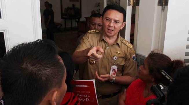 Gubernur DKI Jakarta Basuki Tjahaja Purnama mendengarkan pengaduan warga di Balai Kota, Jakarta, Senin (17/4).