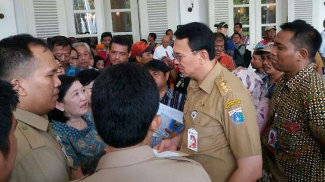 Ahok Ingin Warga yang Mengadu ke Balai Kota Berkurang