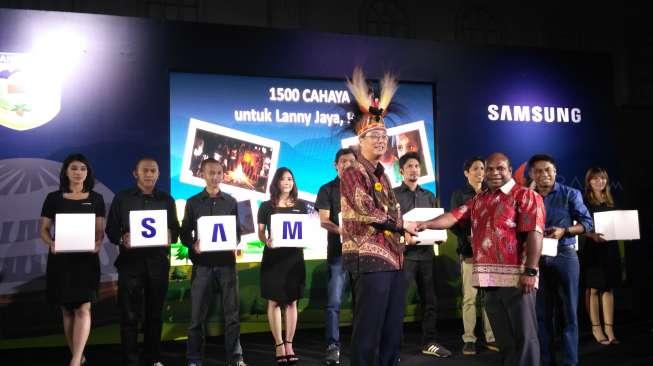 Samsung Bagikan 1.500 Lentera Tenaga Surya di Lanny Jaya