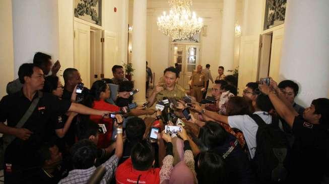 Gubernur DKI Jakarta Basuki Tjahaja Purnama mendengarkan pengaduan warga di Balai Kota, Jakarta, Senin (17/4).