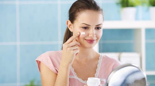 Ilustrasi perawatan dengan krim wajah. (Shutterstock)