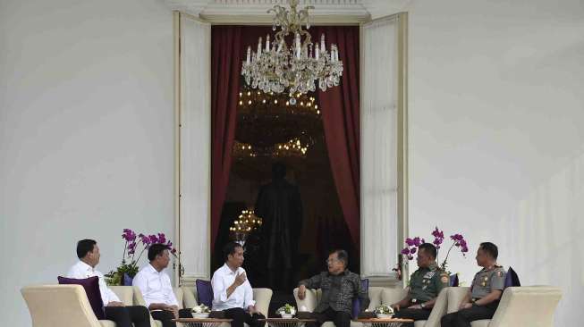 Presiden Joko Widodo didampingi Wakil Presiden Jusuf Kalla, berbincang bersama Menkopolhukam Wiranto, Kepala BIN Budi Gunawan, Panglima TNI Gatot Nurmantyo, dan Kapolri Tito Karnavian, di Istana Merdeka, Jakarta, Senin (17/4).