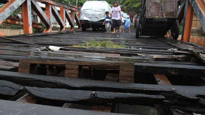 Kondisinya telah rusak dan membahayakan bagi warga yang melintas.