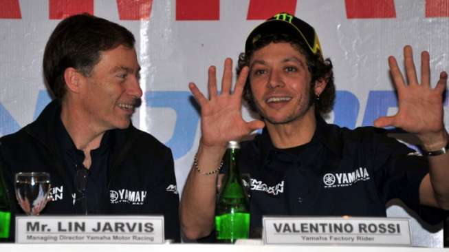 Bos Movistar Yamaha, Lin Jarvis, dan juara dunia sembilan kali Valentino Rossi. [AFP/Bay Ismoyo]