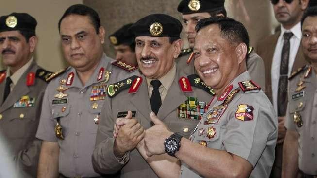 Kapolri Jenderal Pol Tito Karnavian bersama dengan Kepala Kepolisian Arab Saudi Uthman bin Nasher al Mukhrij memberikan keterangan pers usai melakukan pertemuan di Mabes Polri, Jakarta, Selasa (18/4).