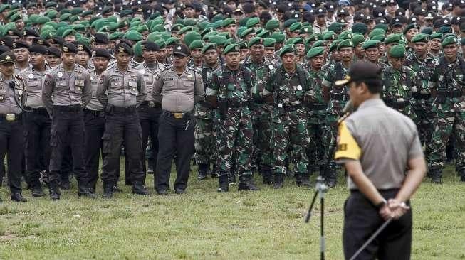 Pasukan TNI dan Polri melakukan apel pasukan pengamanan TPS Putaran kedua Pilkada DKI Jakarta di Lapangan Bhayangkara, Jakarta, Selasa (18/4).