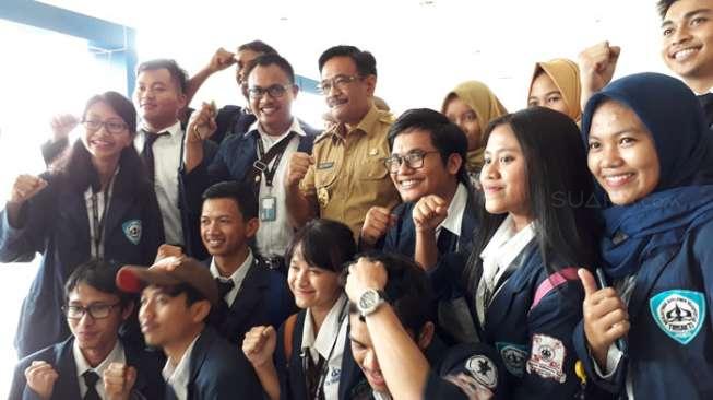 Diajak Berfoto, Djarot Minta Tak Acungkan 'Salam 2 Jari'