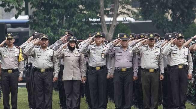 Pasukan TNI dan Polri melakukan apel pasukan pengamanan TPS Putaran kedua Pilkada DKI Jakarta di Lapangan Bhayangkara, Jakarta, Selasa (18/4).