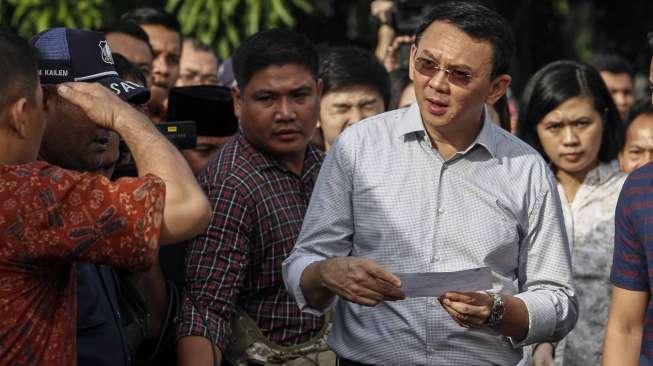 Calon Gubernur DKI Jakarta nomor urut dua, Basuki Tjahaja Purnama (Ahok), saat sampai di TPS 54 Pluit, Jakarta, Rabu (19/4/2017). [Suara.com/Kurniawan Mas'ud]