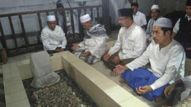 Jelang Pencoblosan, Anies Salat Tahajud Berjamaah hingga Ziarah