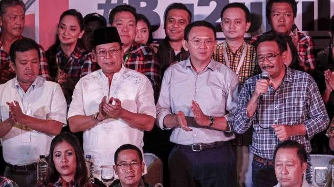 Pasangan calon Gubernur nomor urut dua Basuki Tjahaja Purnama (Ahok)-Djarot Saiful Hidayat bersama dengan partai pendukung memberikan keterangan pers di Jakarta, Rabu (19/4).