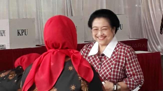 Menuju TPS, Megawati dan Keluarga Diiringi Pasukan Marawis