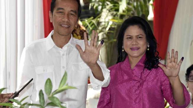 Presiden Joko Widodo dan Ibu Negara Iriana Joko Widodo  menggunakan hak pilih di TPS 04 Gambir, Jakarta, Rabu (19/4).