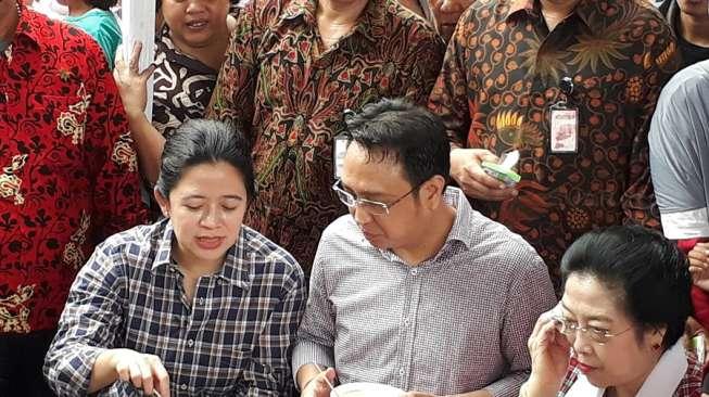 Usai Nyoblos, Mega dan Puan Makan Kerak Telor Ditonton Warga