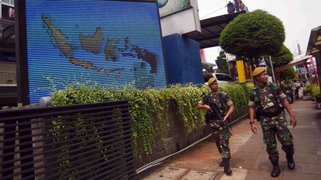 Anggota TNI berpatroli di kawasan perbelanjaan Glodok, Jakarta, Rabu (19/4).