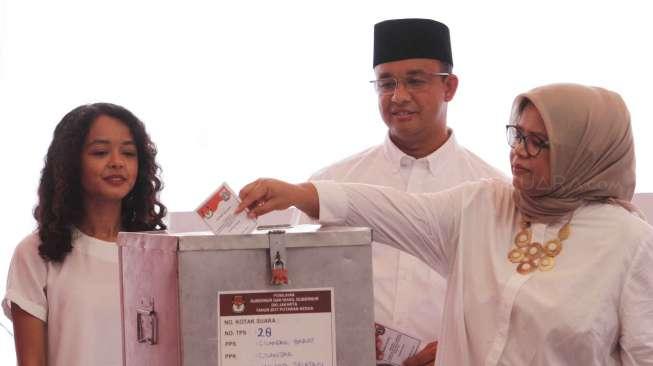 Calon Gubernur DKI Jakarta nomer urut tiga Anies Baswedan menggunakan hak pilih di TPS 28 Cilandak,Jakarta, Rabu (19/4).