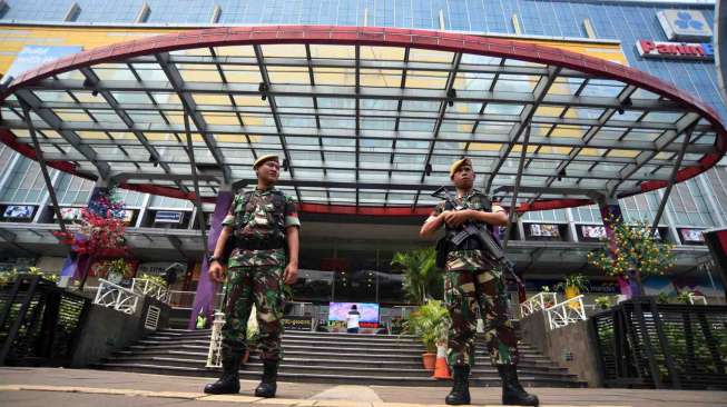 Anggota TNI berpatroli di kawasan perbelanjaan Glodok, Jakarta, Rabu (19/4).