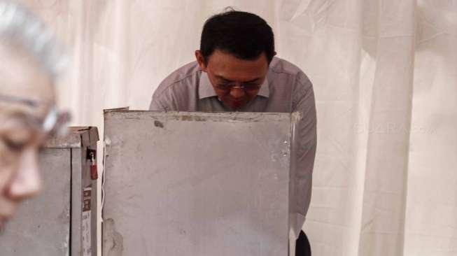 Calon Gubernur DKI Jakarta nomor urut dua, Basuki Tjahaja Purnama (Ahok) saat menggunakan hak suaranya di TPS 54 Pluit, Jakarta, Rabu (19/4/2017). [Suara.com/Kurniawan Mas'ud]