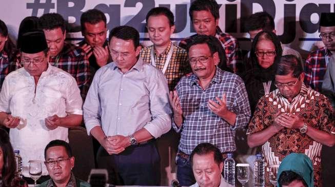 Pasangan calon Gubernur nomor urut dua Basuki Tjahaja Purnama (Ahok)-Djarot Saiful Hidayat bersama dengan partai pendukung memberikan keterangan pers di Jakarta, Rabu (19/4).